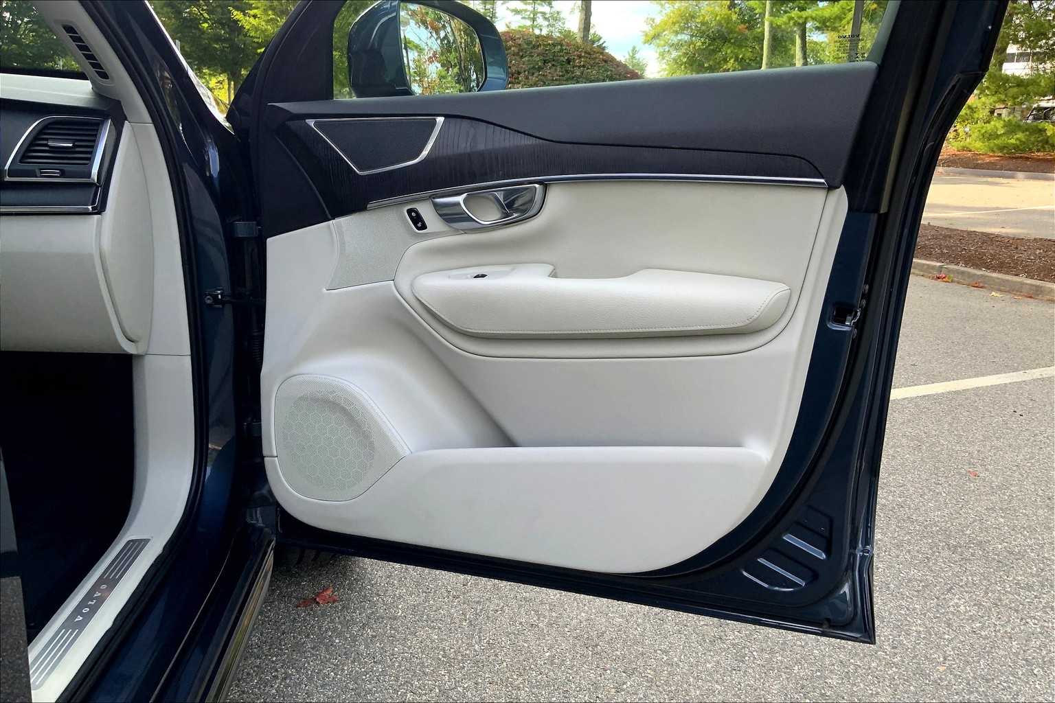 2020 Volvo XC90 Momentum photo 20