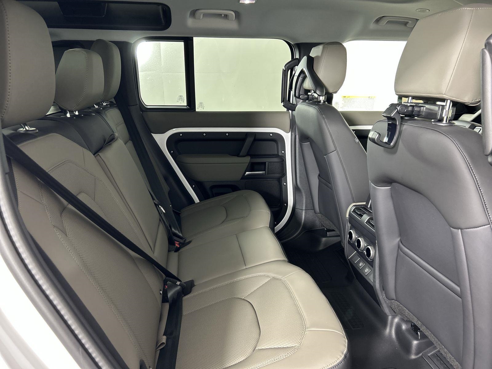 2025 Land Rover Defender 110 S photo 28