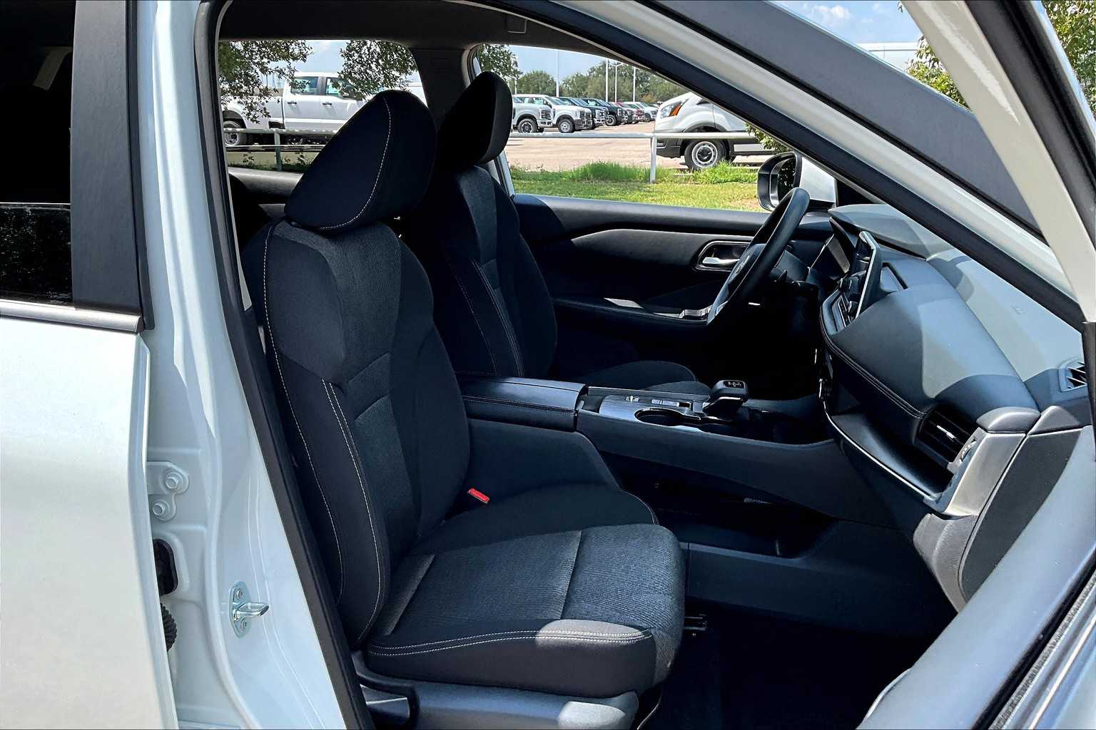 2024 Nissan Rogue SV photo 8