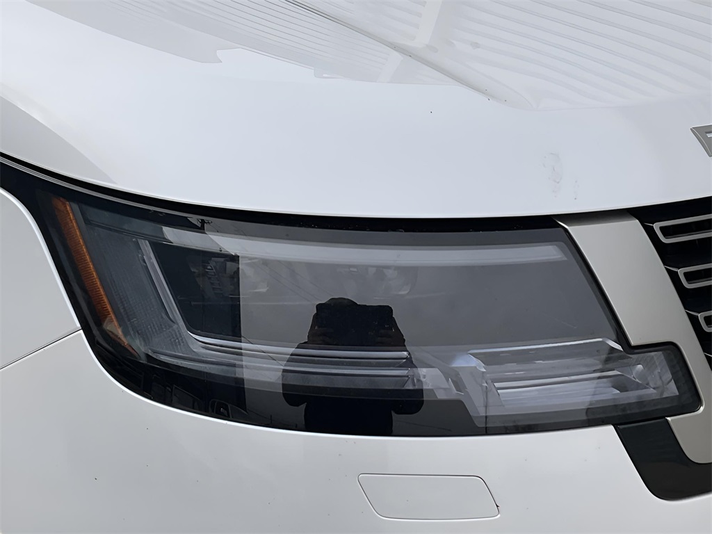 2025 Land Rover Range Rover SE photo 11