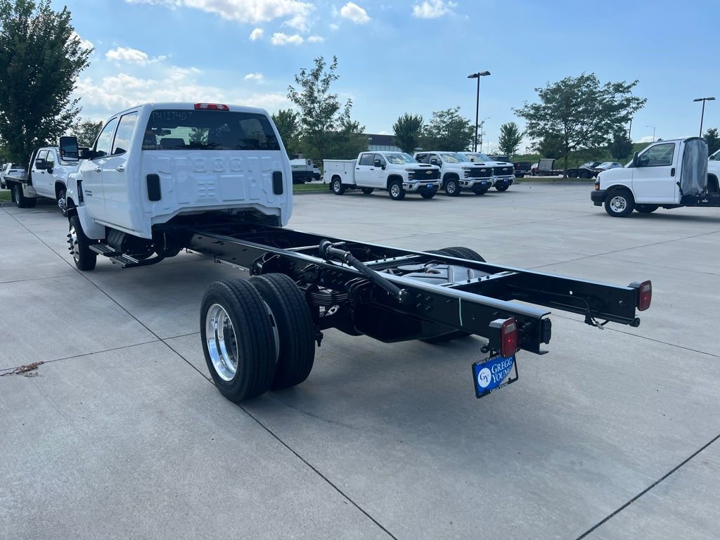 2023 Chevrolet Silverado 5500HD LT photo 3