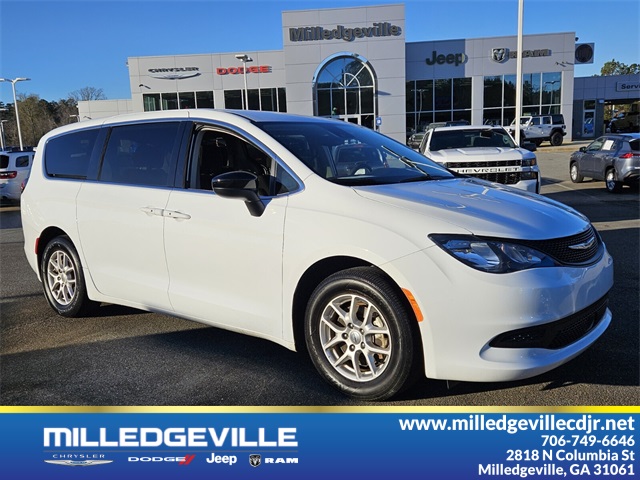 Pre-Owned 2024 Chrysler Voyager LX's photo