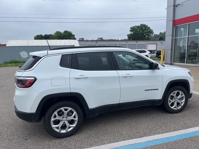 2024 Jeep Compass Latitude photo 3
