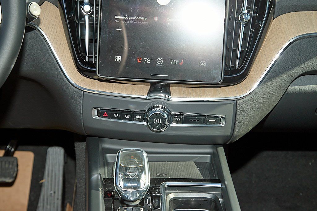 2026 VOLVO XC60 - Image 24