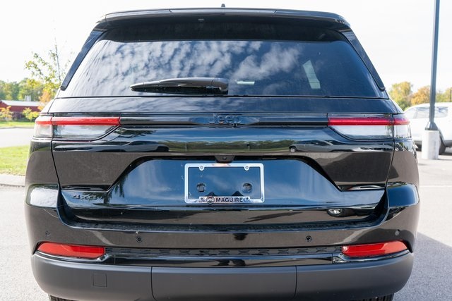 2025 Jeep Grand Cherokee Laredo Altitude photo 3