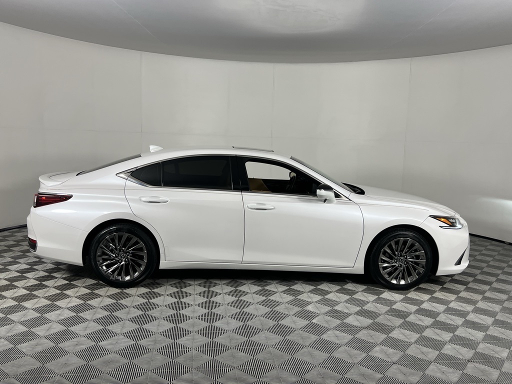 2024 Lexus ES 300h Ultra Luxury photo 3