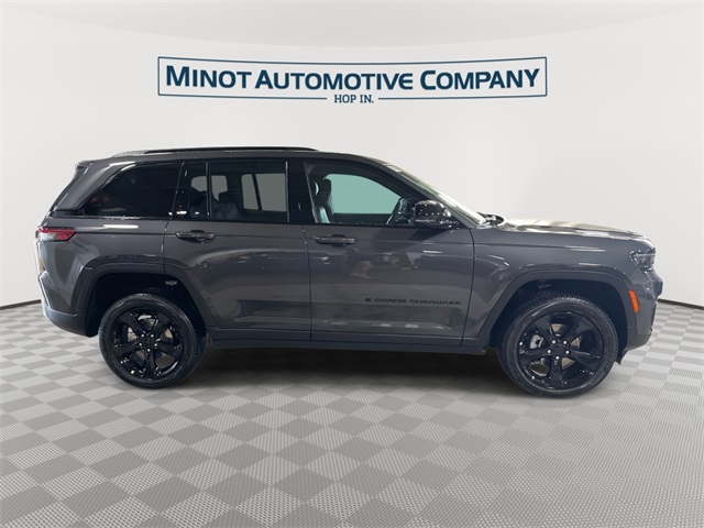 2025 Jeep Grand Cherokee Laredo Altitude photo 9