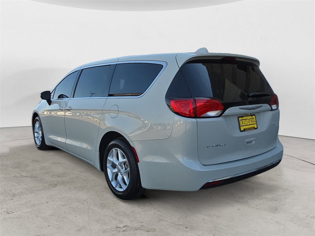 2017 Chrysler Pacifica Touring L photo 2