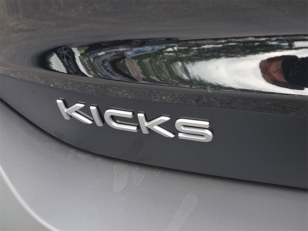 2026 Nissan Kicks SR photo 9