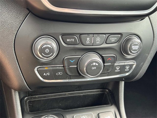 2021 Jeep Cherokee Latitude Lux photo 18