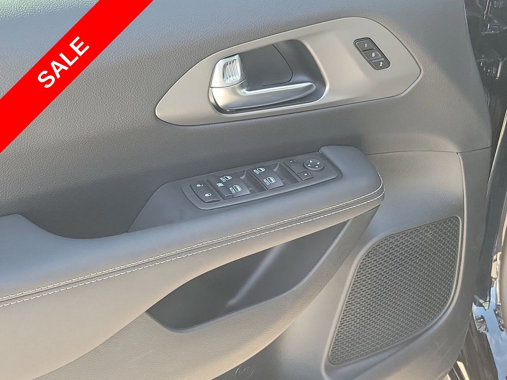 2025 Chrysler Pacifica photo 41