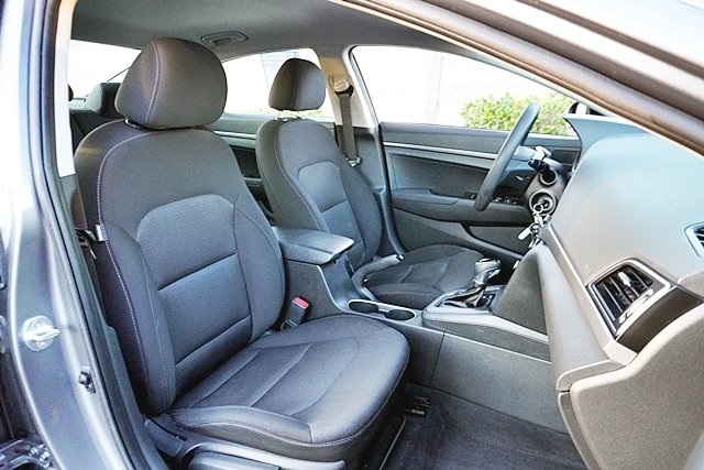 Used 2018 Gray Hyundai SE image 9