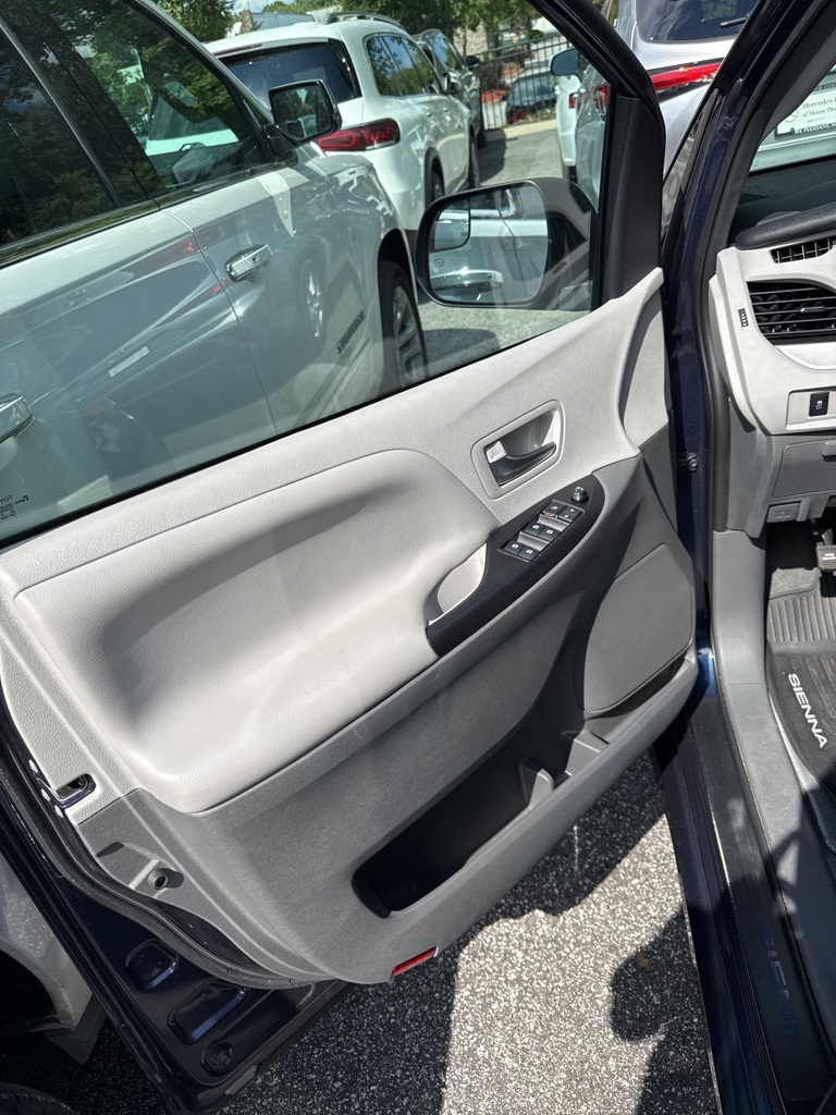 2020 Toyota Sienna LE photo 9