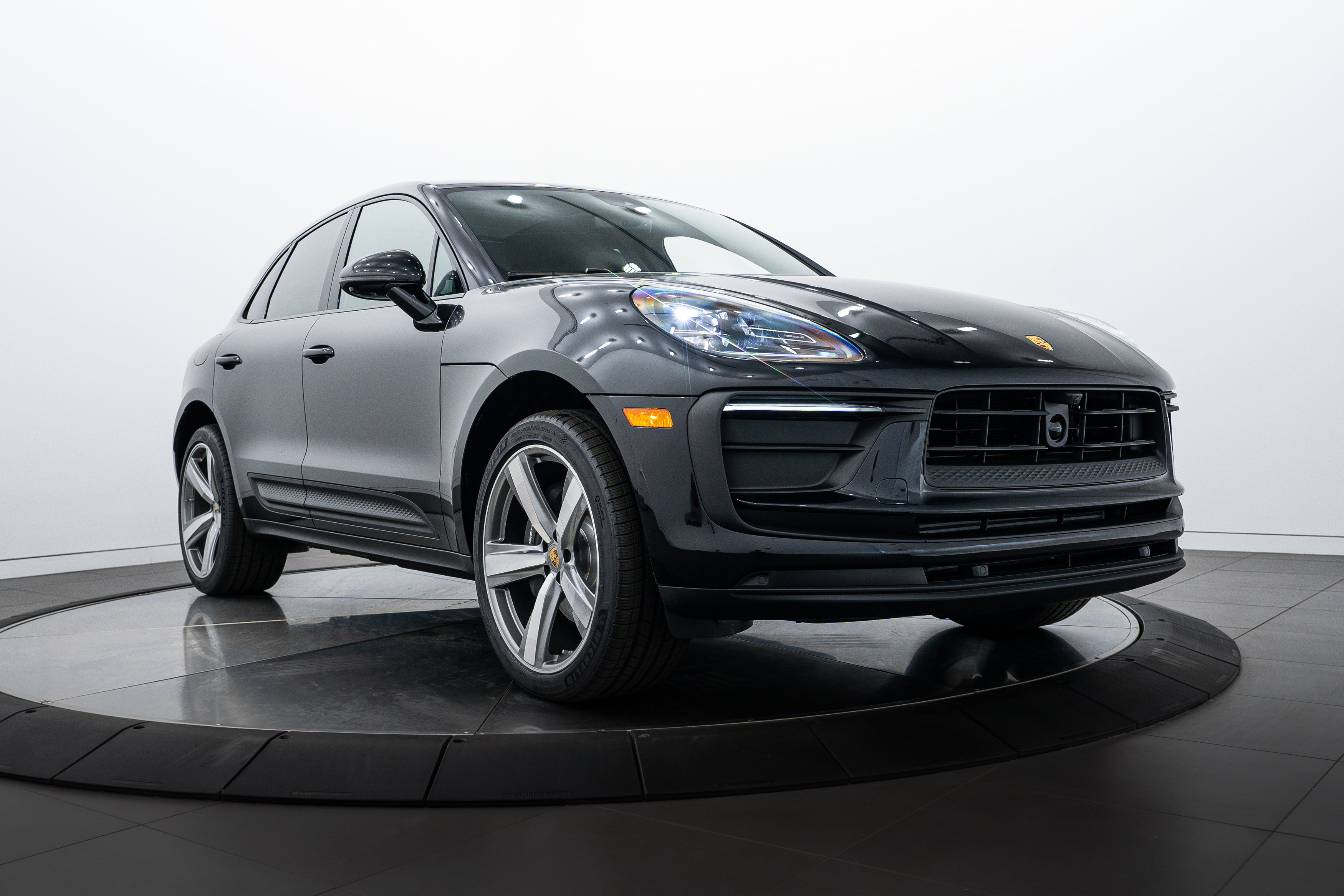 2025 Porsche Macan Base photo 8