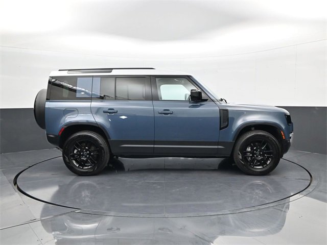 2024 Land Rover Defender 110 S photo 3