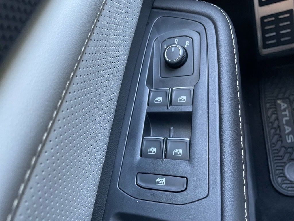 2026 Volkswagen Atlas Cross Sport SEL R-Line photo 13