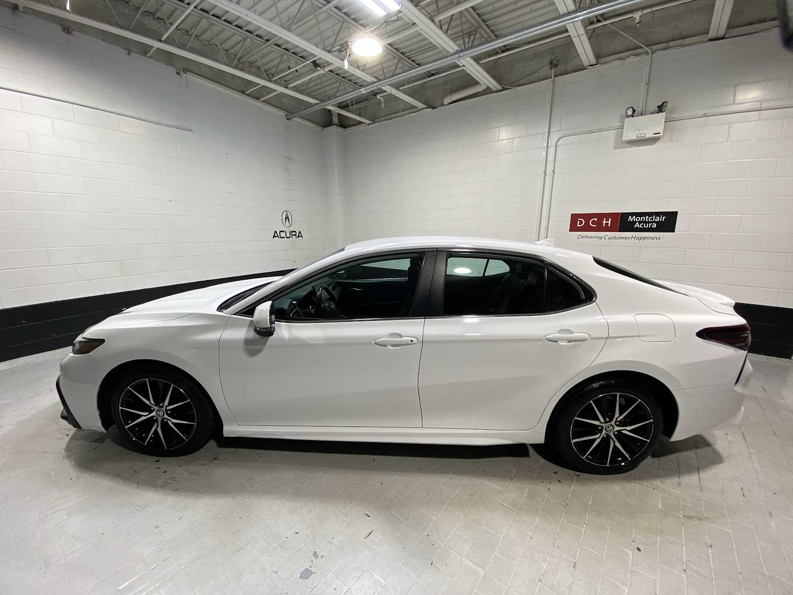 2022 Toyota Camry SE photo 3