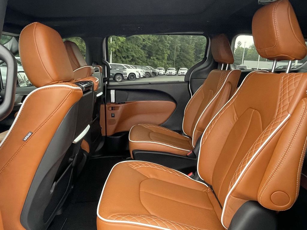 2026 Chrysler Pacifica Pinnacle photo 19