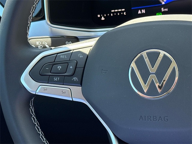 2025 Volkswagen Taos SE photo 3