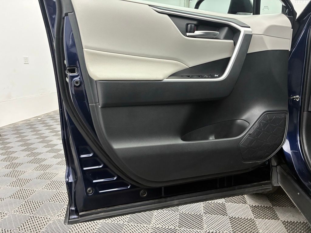 2020 Toyota RAV4 XLE photo 9