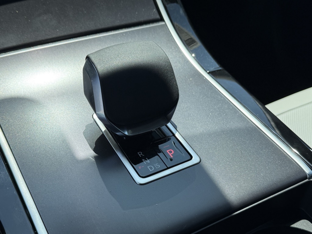 2026 Land Rover Range Rover Velar SE photo 17