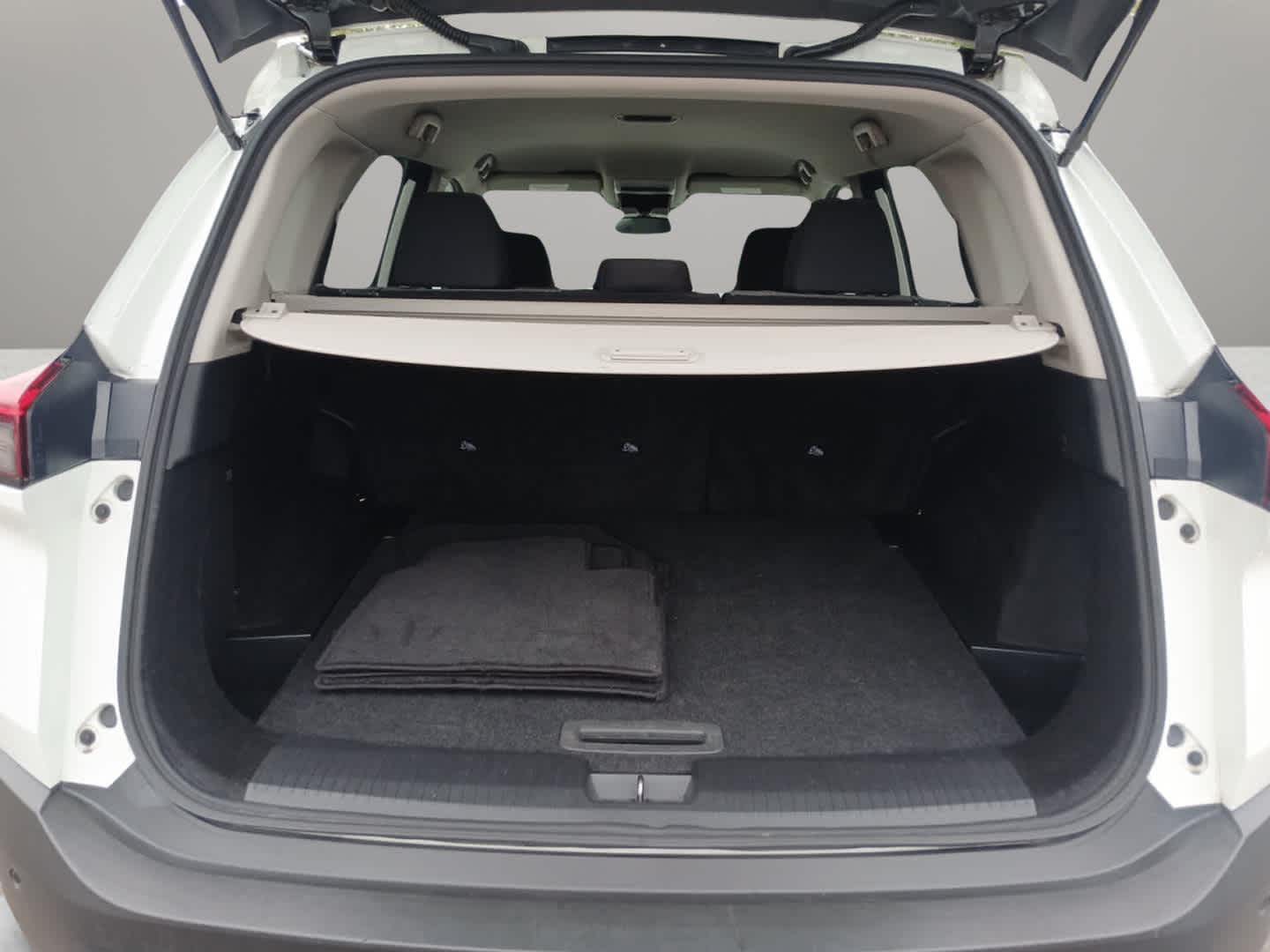 2022 Nissan Rogue S photo 29