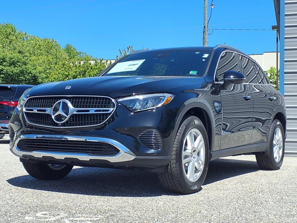 2025 Mercedes Benz GLC 300 photo 2