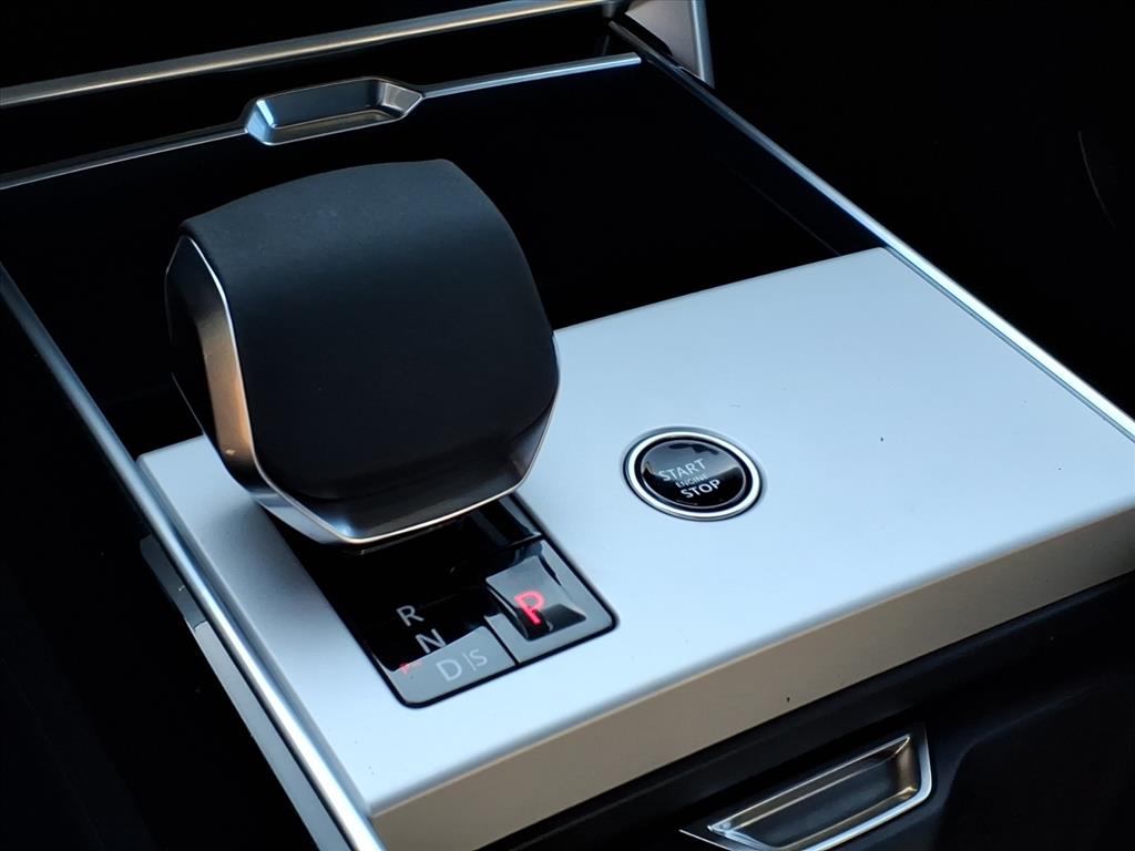 2025 Land Rover Range Rover SE photo 12