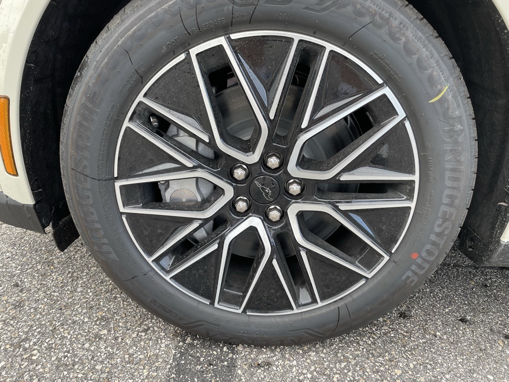 2025 Ford Mustang Mach-E Premium photo 4