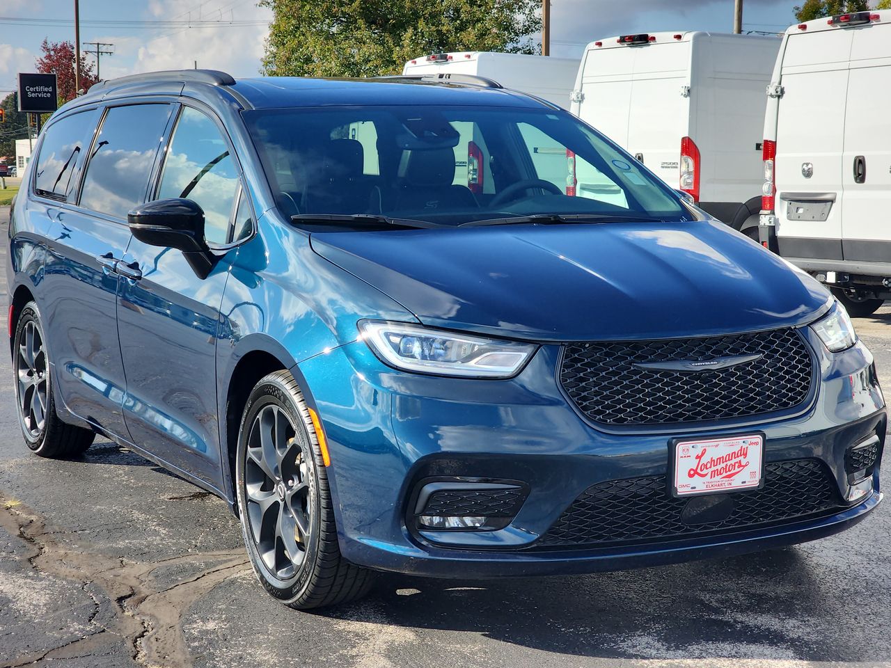 2025 Chrysler Pacifica Limited's photo