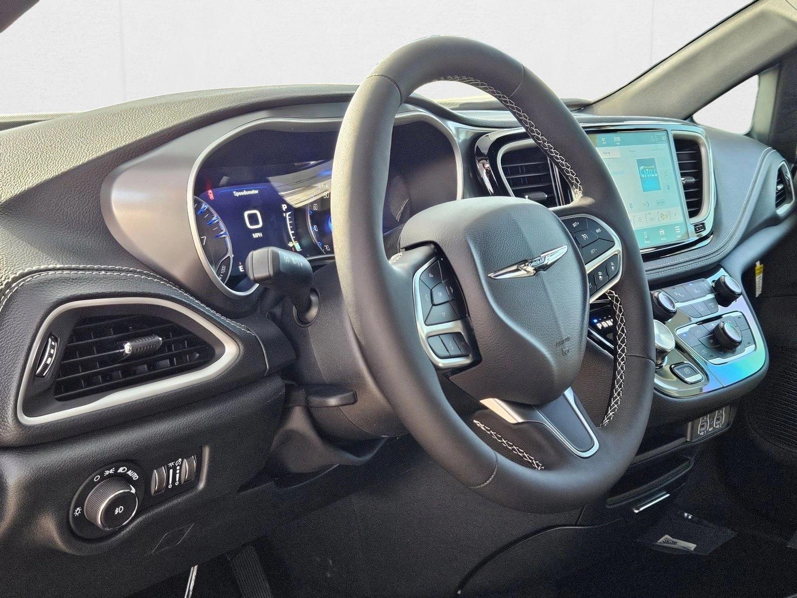 2025 Chrysler Pacifica photo 3