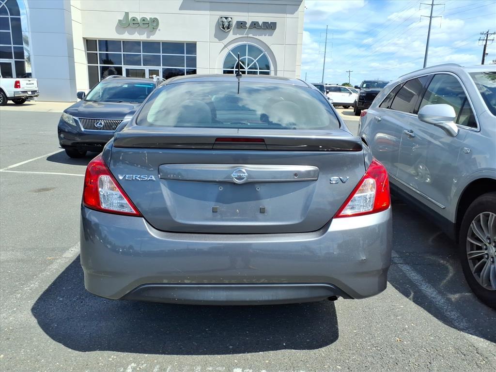 2016 Nissan Versa SV photo 4