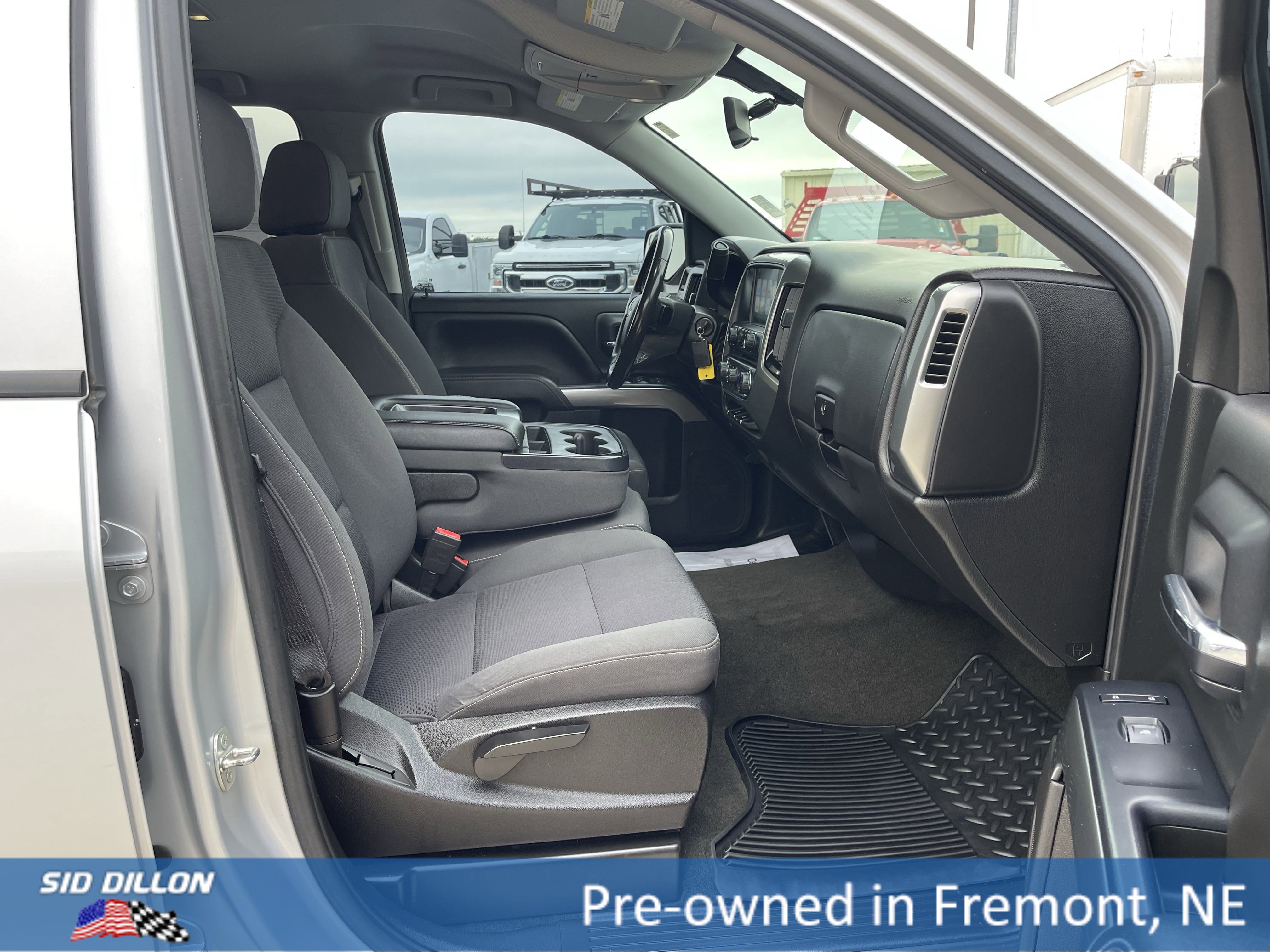 2018 Chevrolet Silverado 1500 LT photo 2
