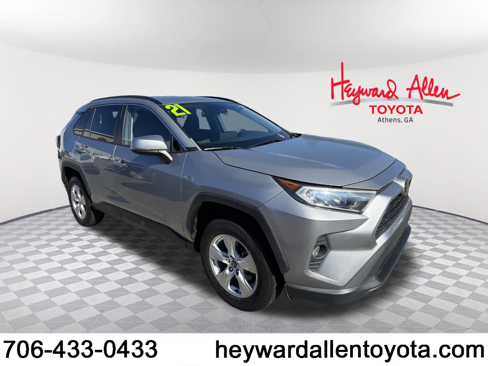 2021 Toyota RAV4 XLE's photo