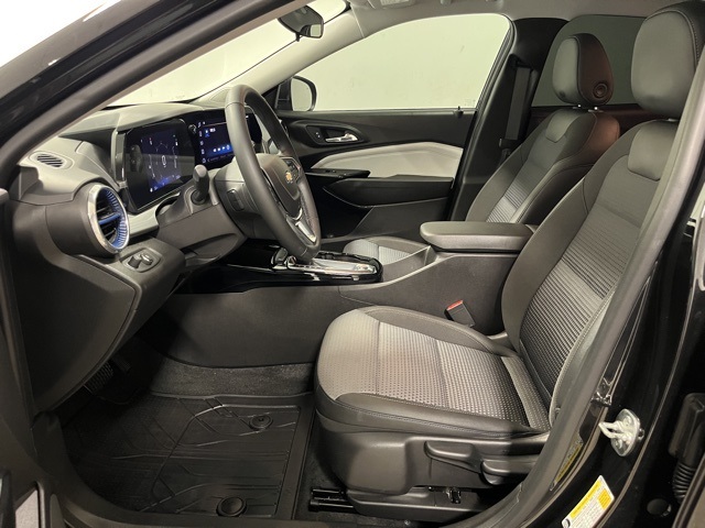 2025 Chevrolet Trax LT photo 17