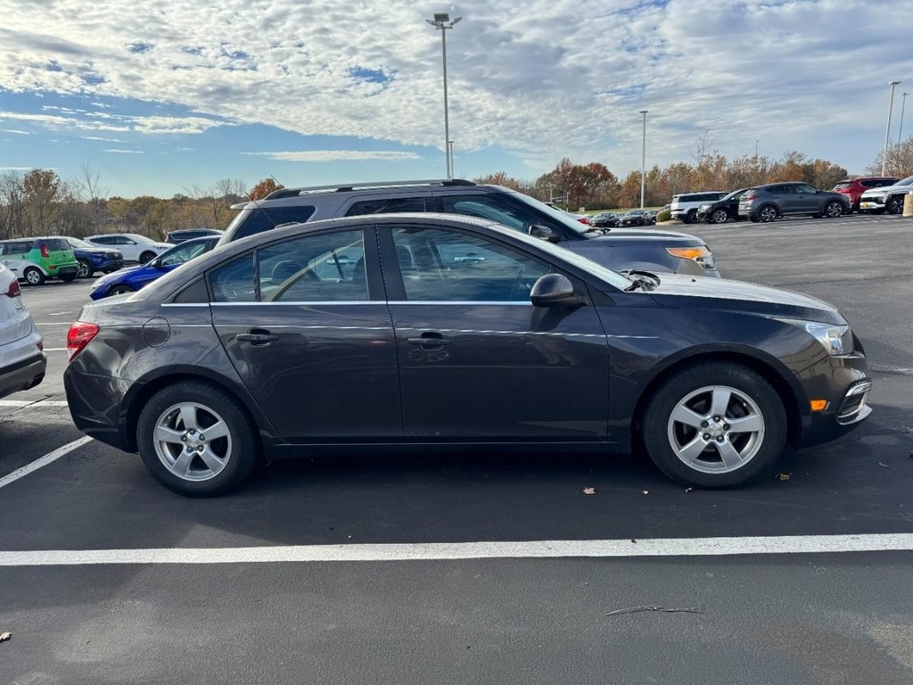 2016 Chevrolet Cruze photo 2