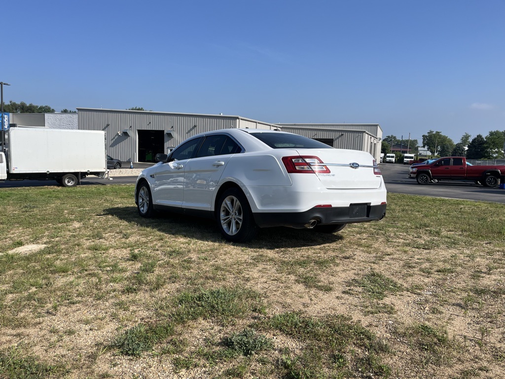 2018 Ford Taurus SE photo 4