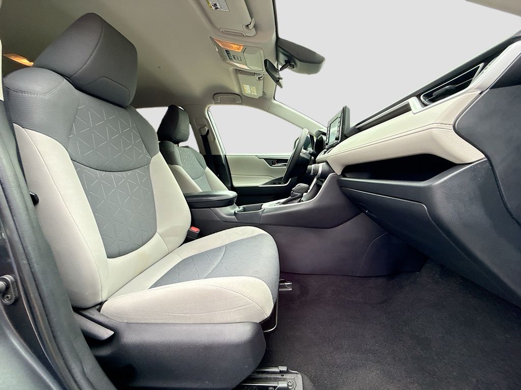 2020 Toyota RAV4 XLE photo 22