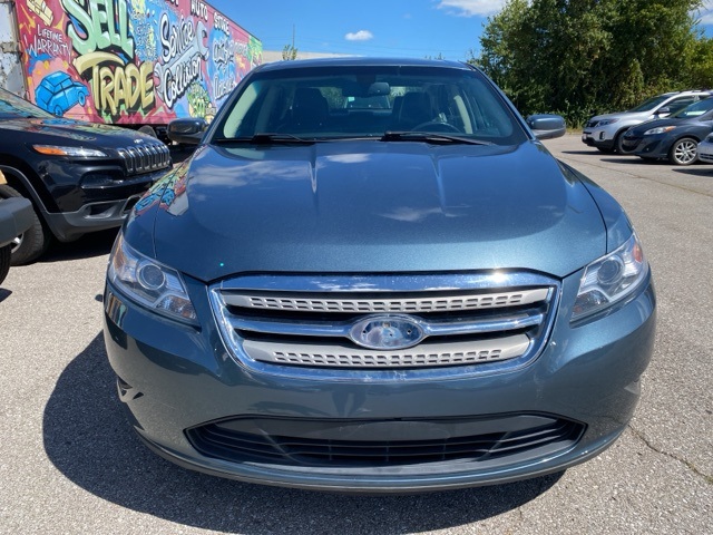2010 Ford Taurus SEL photo 2