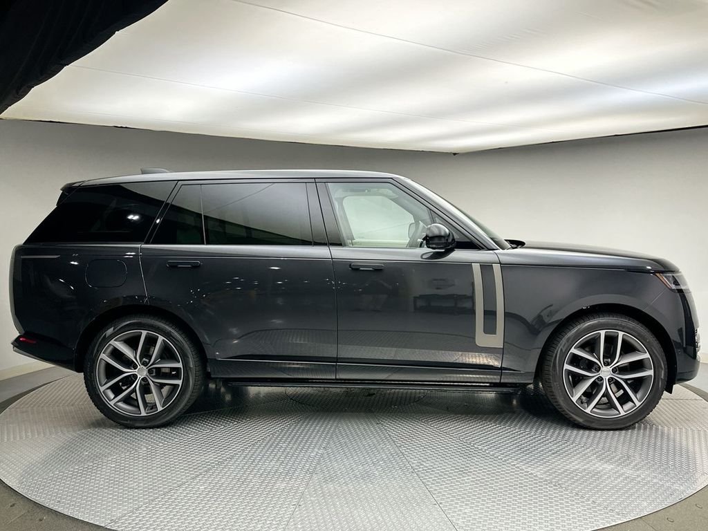 2025 Land Rover Range Rover SE photo 3