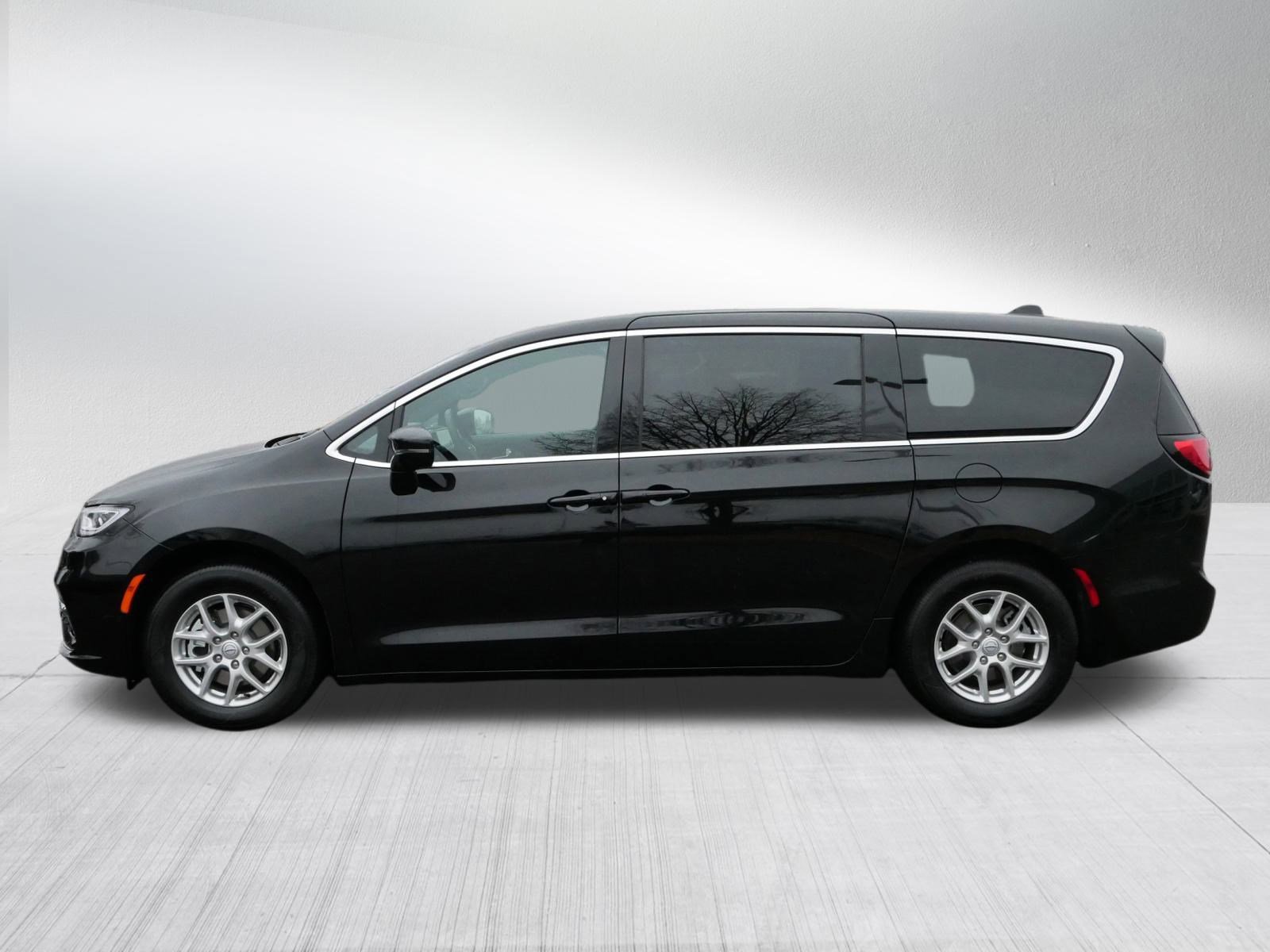 2026 Chrysler Pacifica photo 4