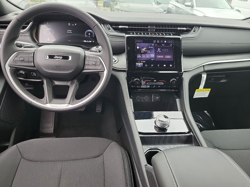 2025 Jeep Grand Cherokee Laredo photo 4