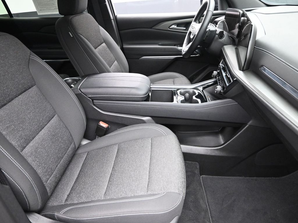 2025 Chevrolet Traverse photo 4