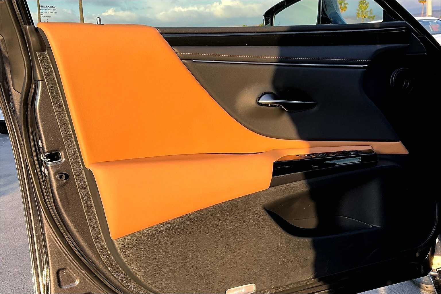 2025 Lexus ES 350 - Photo 16