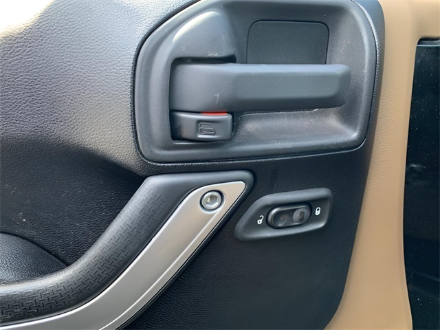 2011 Jeep Wrangler Unlimited Rubicon photo 15