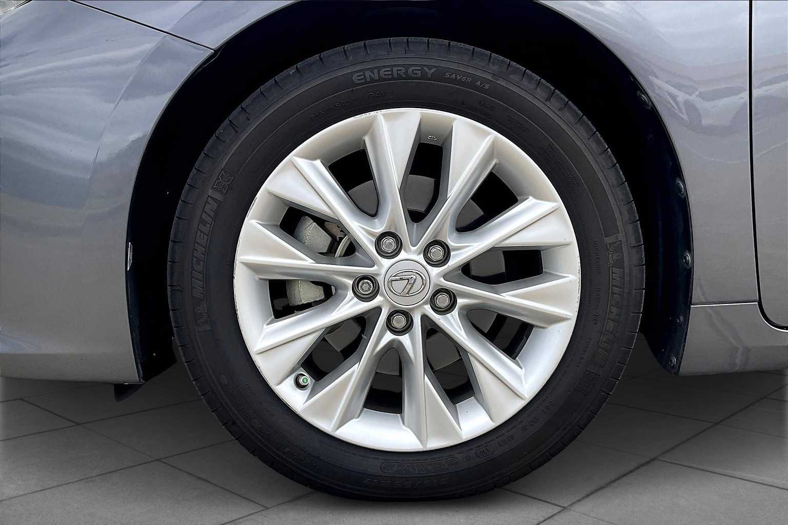 2013 Lexus ES 300h photo 8