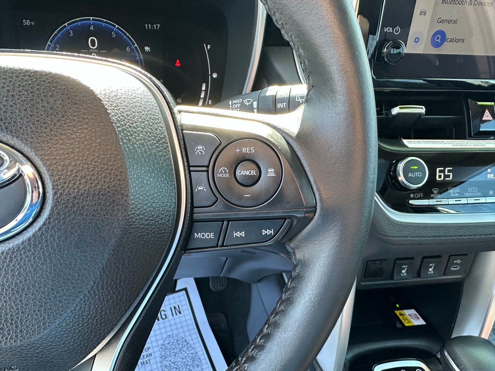 2023 Toyota Corolla Cross XLE photo 18