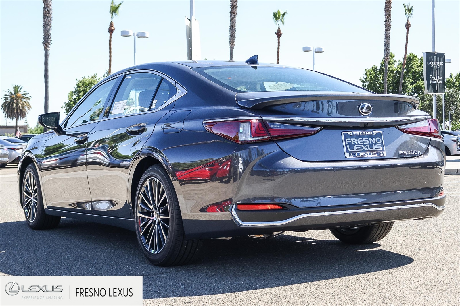 2025 Lexus ES 300h photo 4