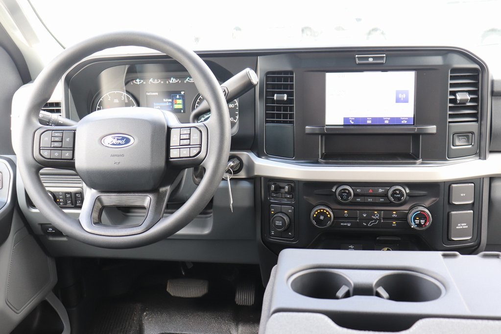 2025 Ford F-350 XLT photo 2