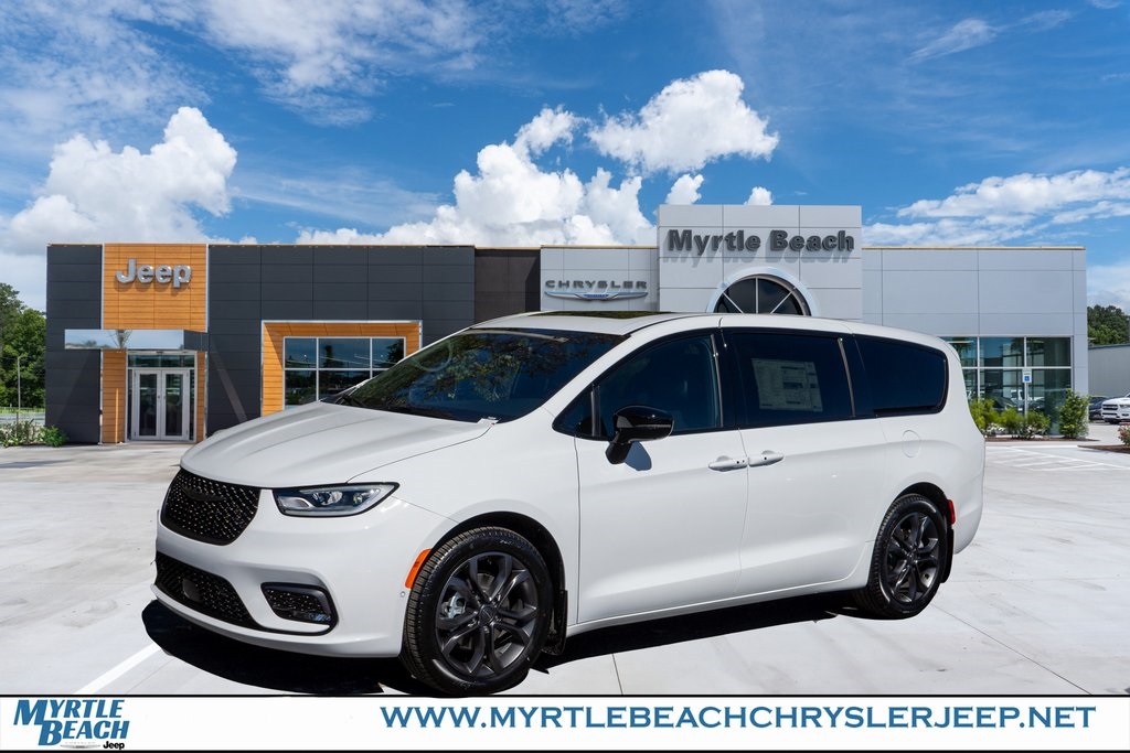 2026 Chrysler Pacifica Select's photo